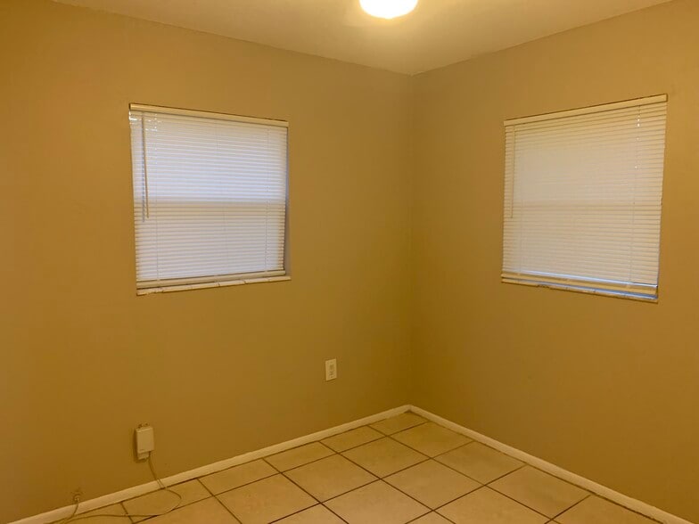 Building Photo - 10008 N Lantana Ave