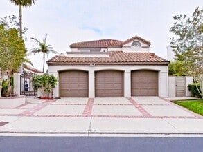 Building Photo - FURNISHED - Elegant 3 bedroom with office ...