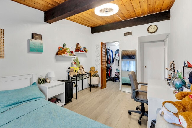 Building Photo - 720 E Coco Plum Cir