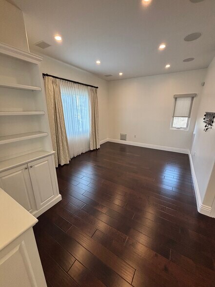 Family Rm. - 5960 Balcom Ave