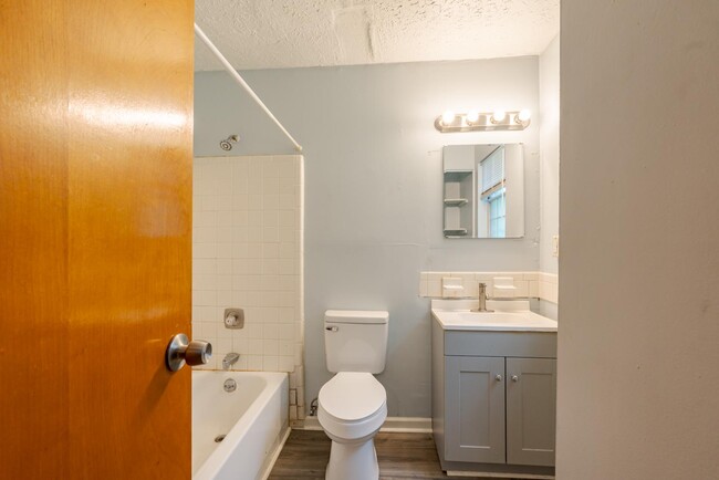 Building Photo - 209 N Woodland Dr