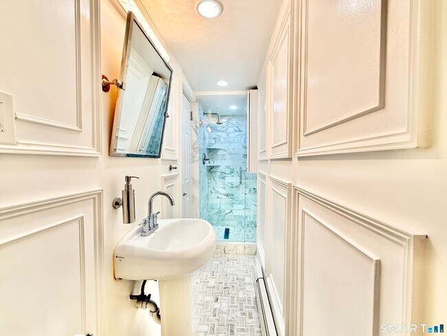 Building Photo - 36 Center Dr