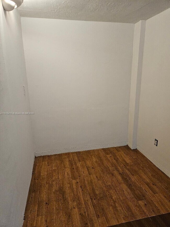 Building Photo - 2851 Leonard Dr