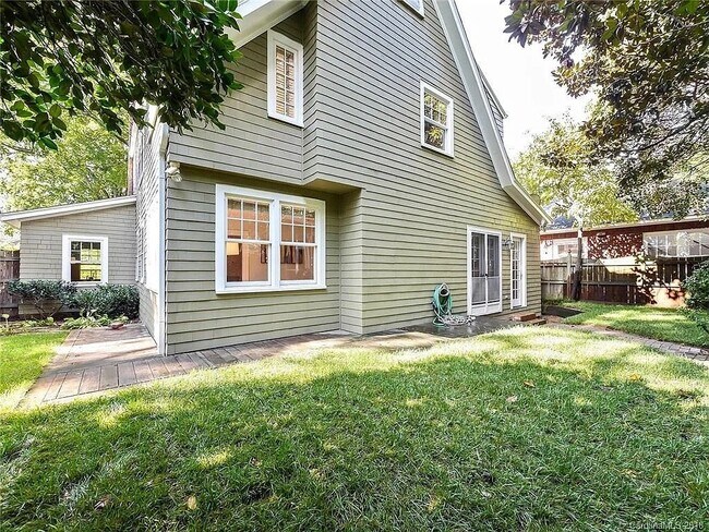 Building Photo - 2404 Charlotte Dr
