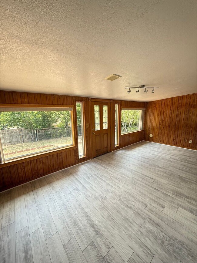 Building Photo - 1001 Traci Dr