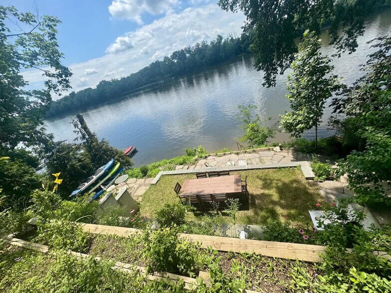 Building Photo - 54 River Dr