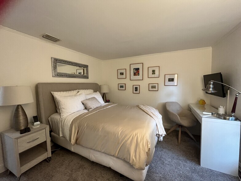Reverse Bedroom - 233 Emory Pl