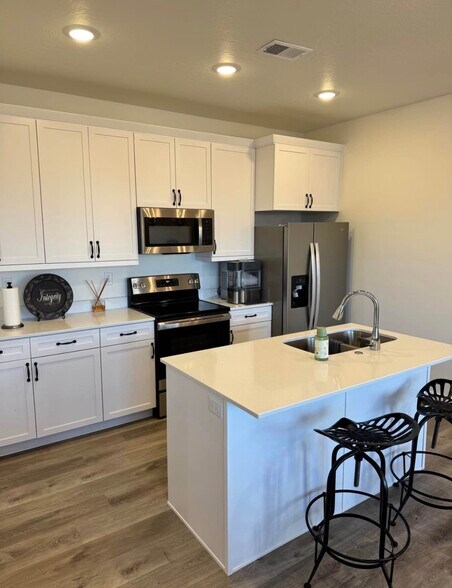 Building Photo - 5801 S Garnet Dr