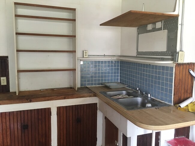 Building Photo - 139 Railroad St