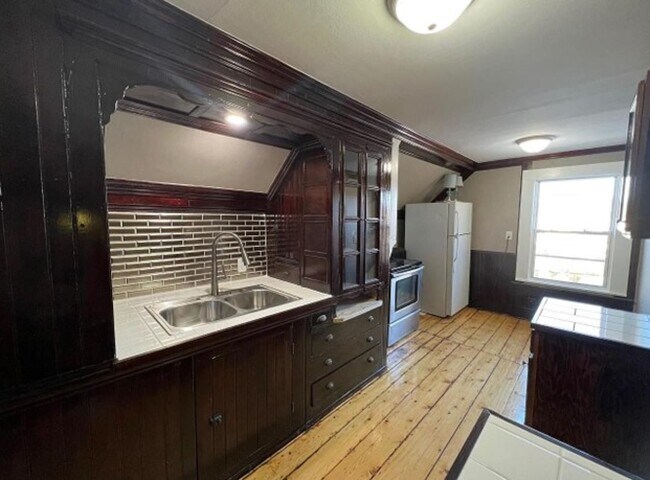 Building Photo - 53 Messer St