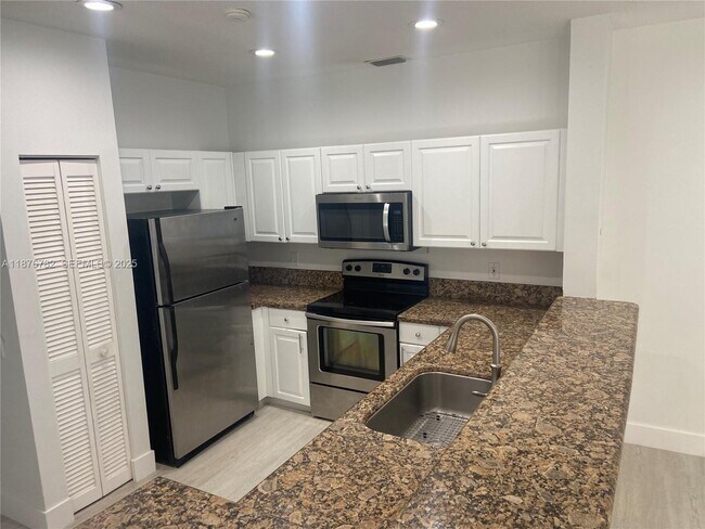 Building Photo - 241 E Bayridge Dr