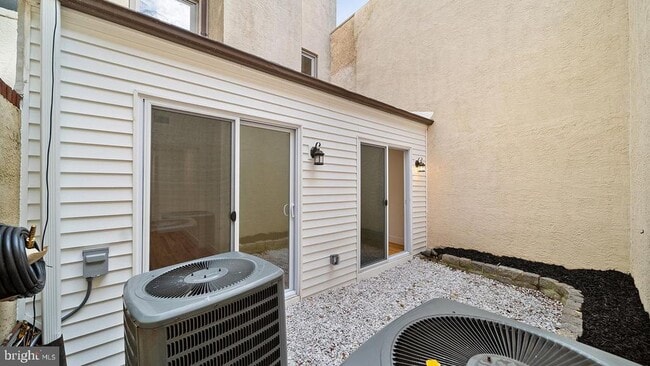 Building Photo - 512 S 4th St