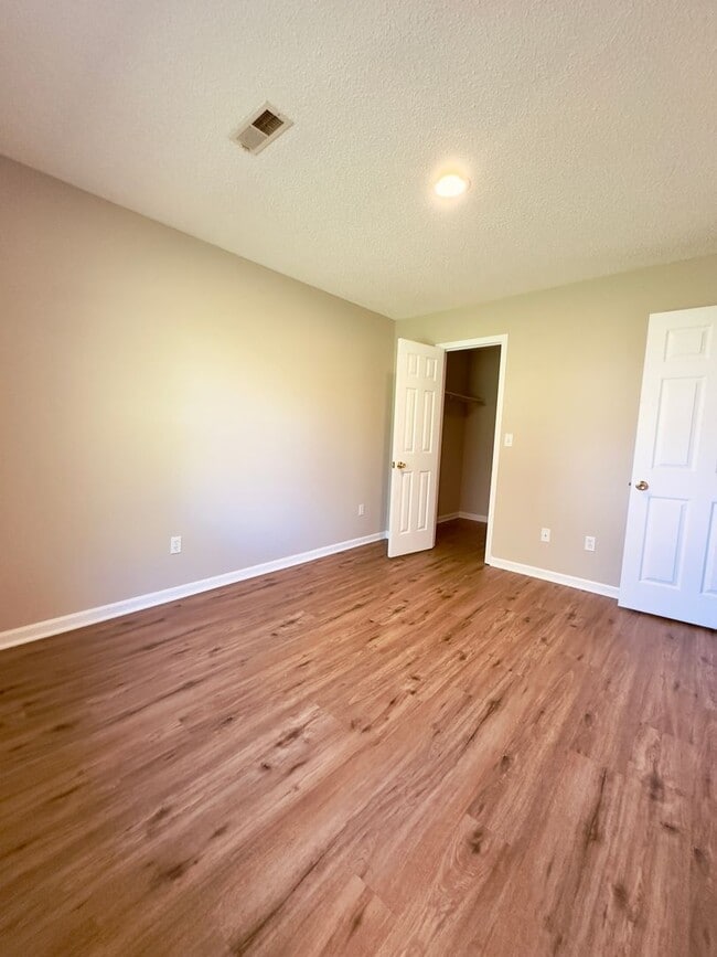 Building Photo - 527-690-692-IO