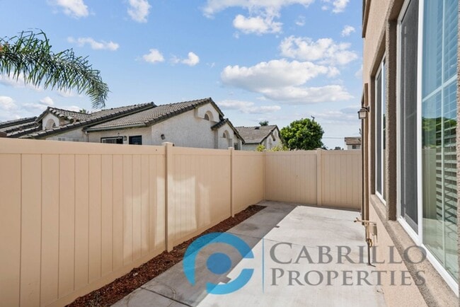 Building Photo - Spacious 3 bedroom Home w/2 car Garage in Vista, Short Drive to the Beach and Freeway access!