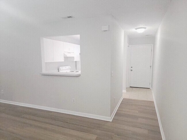 Building Photo - LOCATION, LOCATION, LOCATION! ONLY MINUTES TO WRIGHTSVILLE BEACH, CENTRAL TO ALL ILM HAS TO OFFER!!!