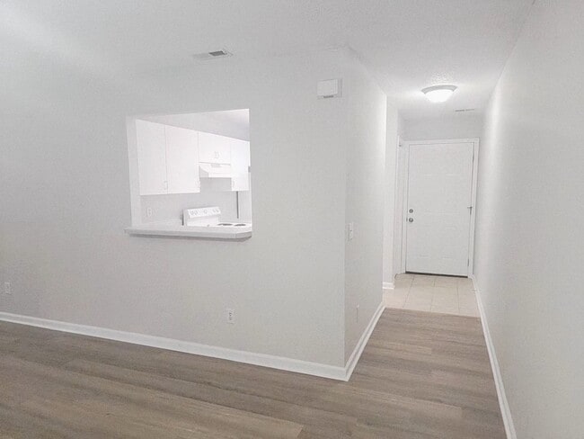 Building Photo - RENT SPECIAL! LOCATION, LOCATION, LOCATION! ONLY MINUTES TO WRIGHTSVILLE BEACH, CENTRAL TO ALL IL...