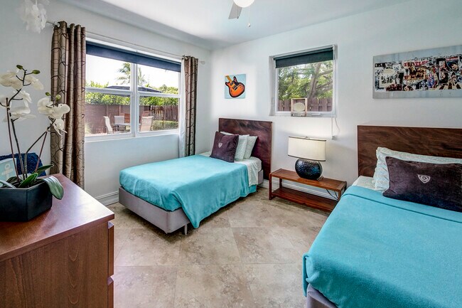 Building Photo - 2731 NE 53rd St