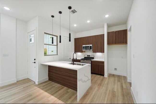 Building Photo - 7418 Maxroy St