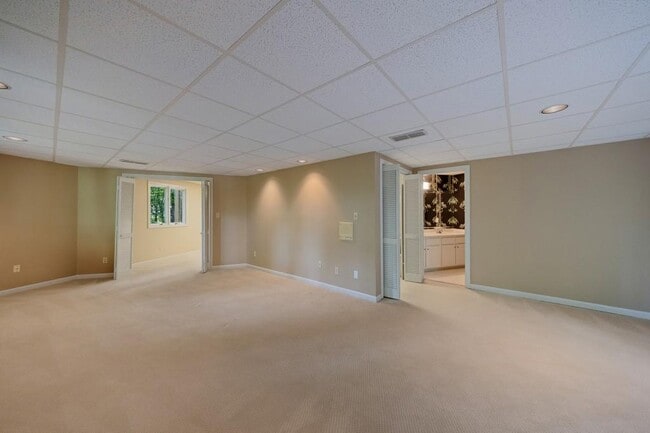 Building Photo - 130 Huntcliff Point NE