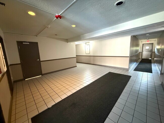 Building Photo - 4500 Beau Monde Dr