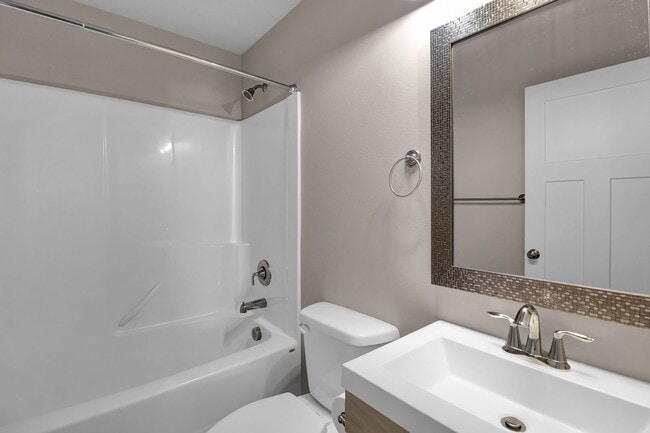 Building Photo - 2 Bed 2 Bath - A/C - Pet Friendly - Excellent Condition