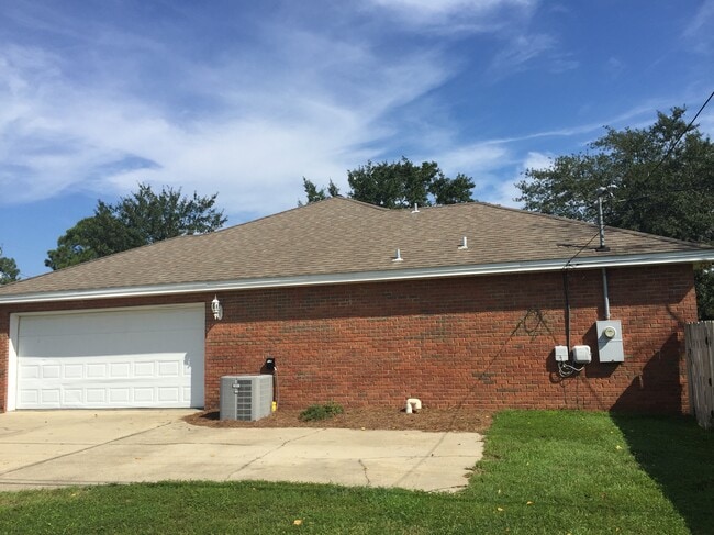 Building Photo - 906 N Church Ave