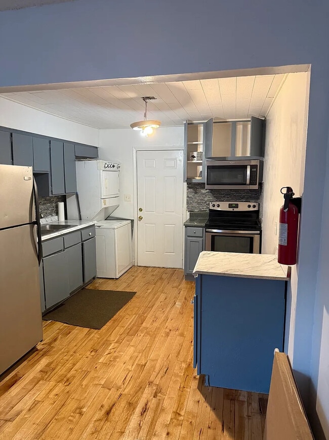 Building Photo - Room in Apartment on Dunlap Ave