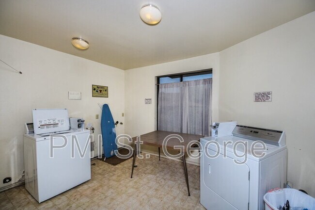 Building Photo - 210 E 600 S