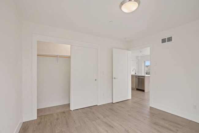 Building Photo - Sunnyside 12 Apartments Available! 1 bed, ...