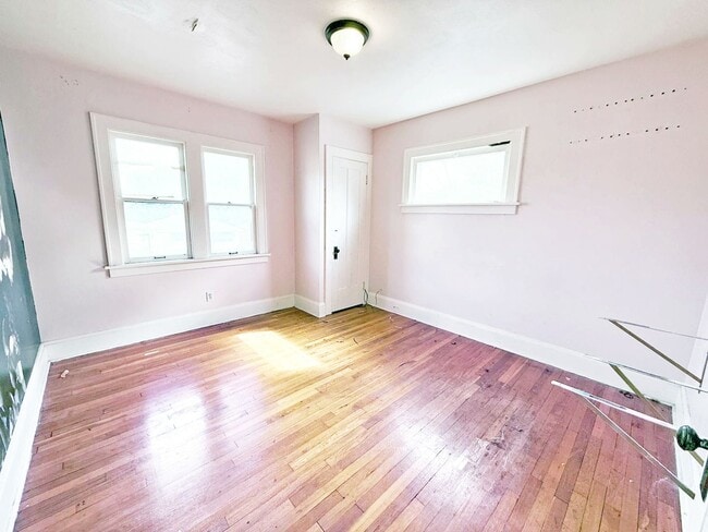 Building Photo - 3 BED 1 BATH BEAUTIFUL SINGLE FAMILY HOME