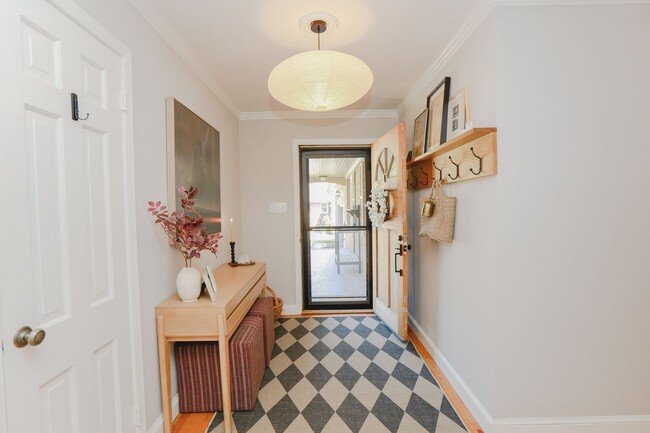Building Photo - Charming 2BR in Historic Home – Bright, Sp...