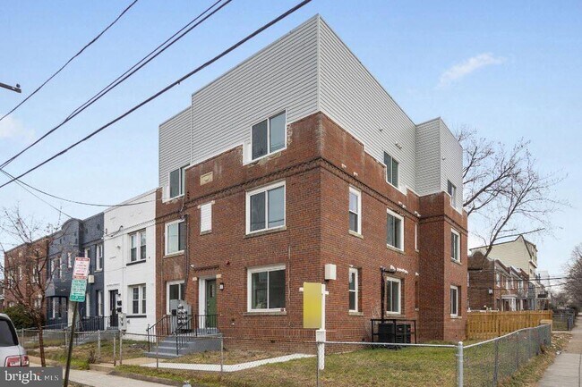 Primary Photo - 1642 16th St SE