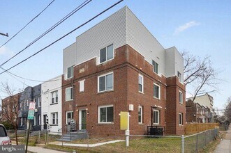 Building Photo - 1642 16th St SE