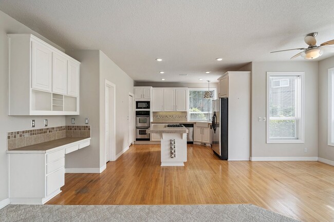 Building Photo - 2284 NW Wheatfield Way