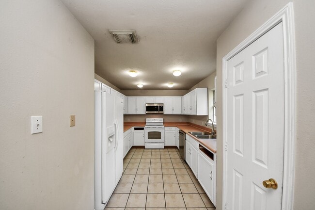 Building Photo - 3211 Carmel Valley Dr