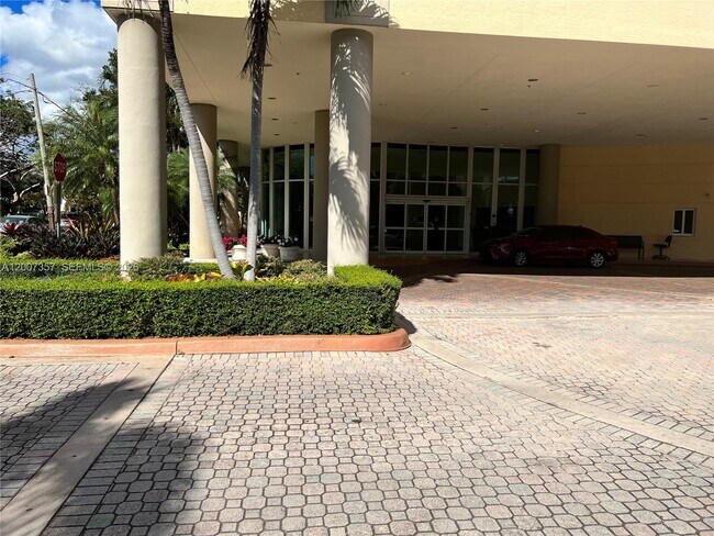 Building Photo - 2475 Brickell Ave