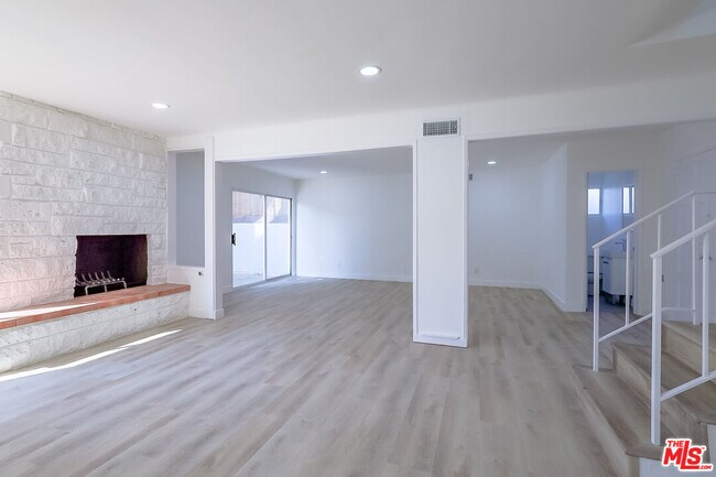 Building Photo - 823 S Detroit St