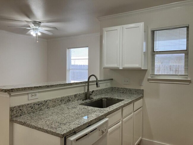 Building Photo - 1208 Village Garden Dr