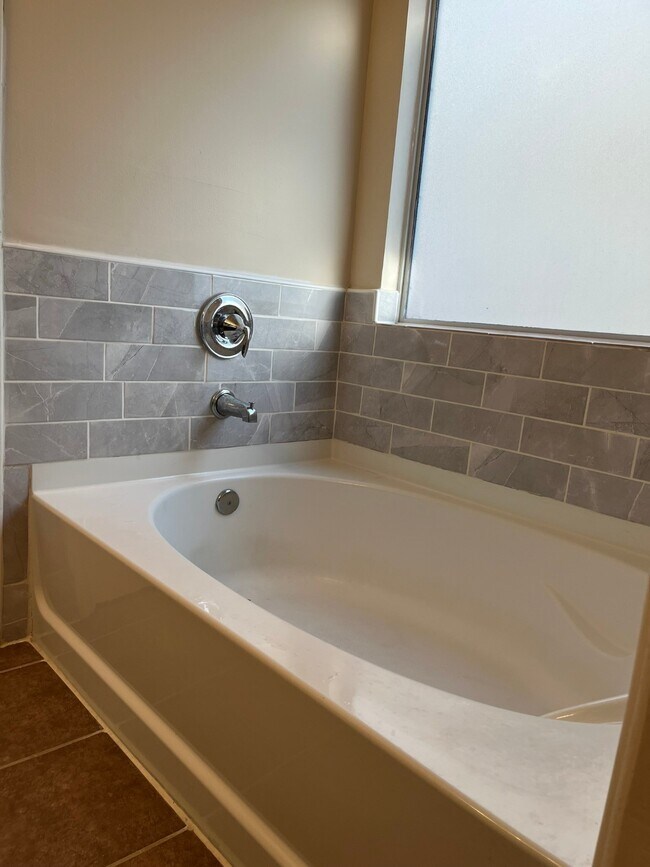 Building Photo - 21650 Falvel Sunset Ct