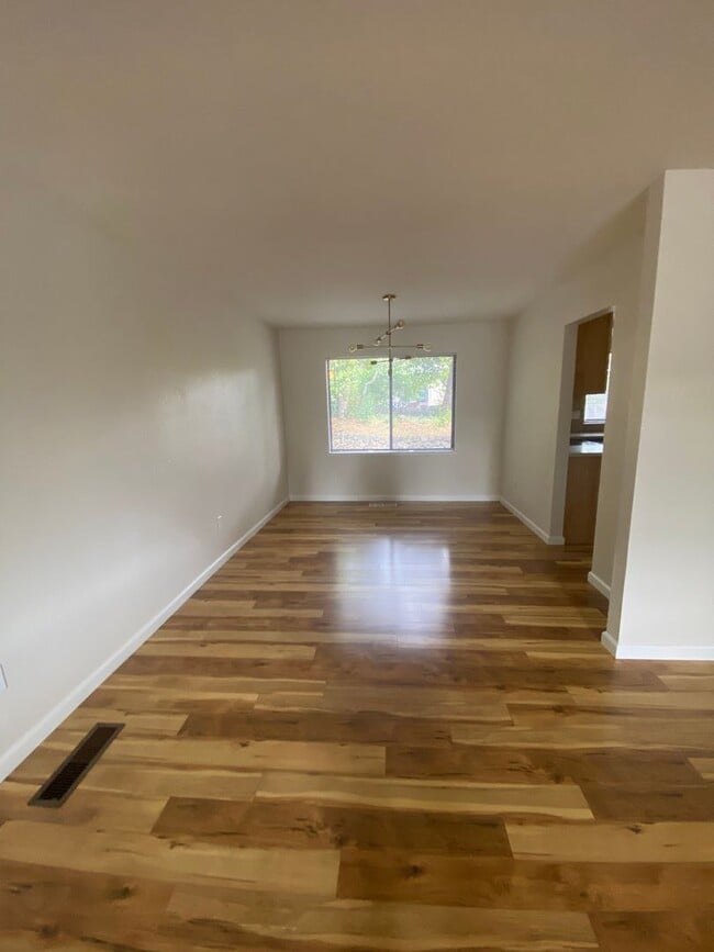 Building Photo - Beautiful 4bd/ 2.5 ba House