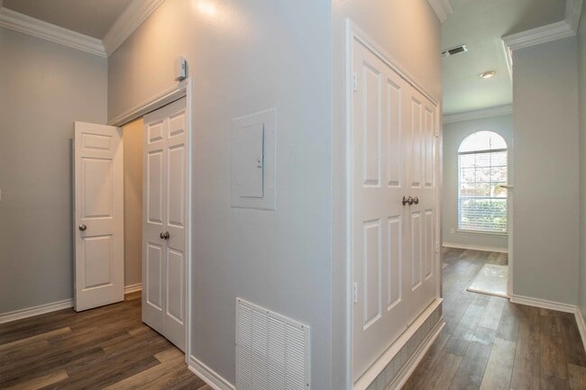 Building Photo - COMING SOON! Recently Renovated 1-Bedroom ...