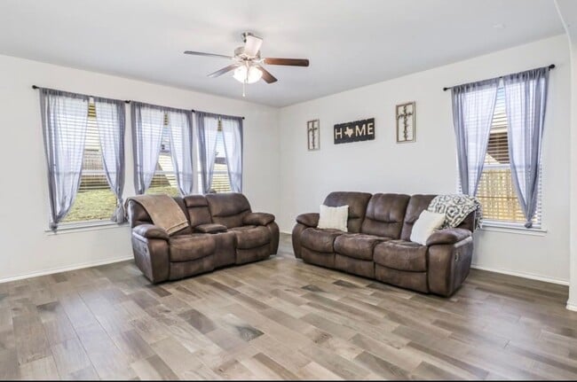 Building Photo - 1831 Creekwood Dr