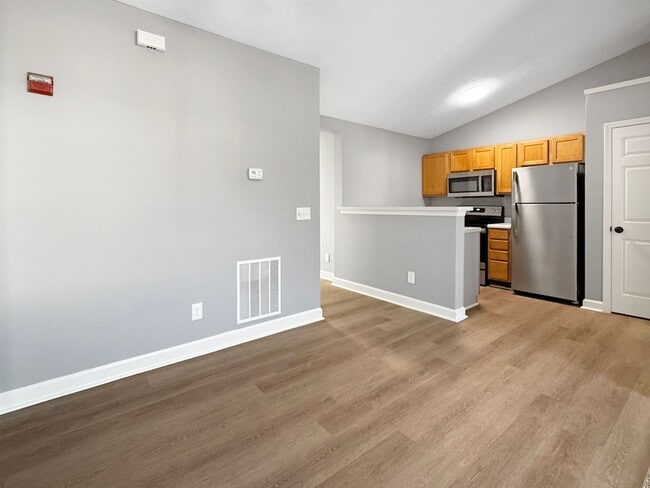 Building Photo - **2 bedroom 2 bath $1199/mo***Evansville, IN*** Pet Friendly**Vaulted Ceilings
