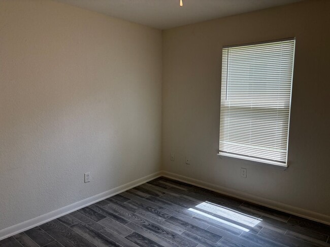 Building Photo - 3 Bedroom 2 Bath
