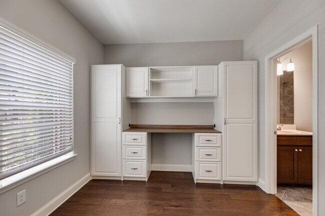 Building Photo - 1032 Moorewood Ln S E