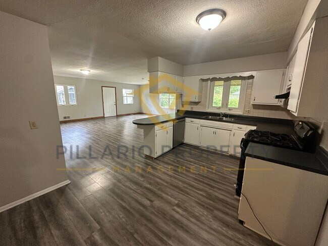 Building Photo - Spacious Warren Township, 3 Bedroom/1.5 Ba...