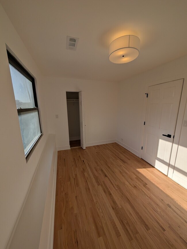 Building Photo - 916 N Noble St