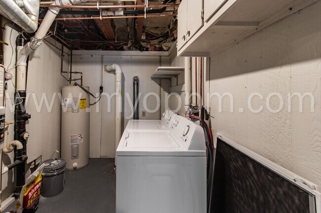 Building Photo - Spacious 3 Bedroom / 1 Bathroom Duplex | Gretna