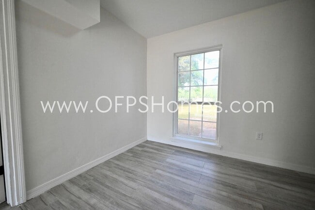 Building Photo - 131 Adkinson Dr