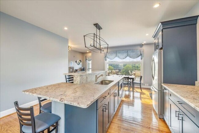 Building Photo - 204 River View Ln